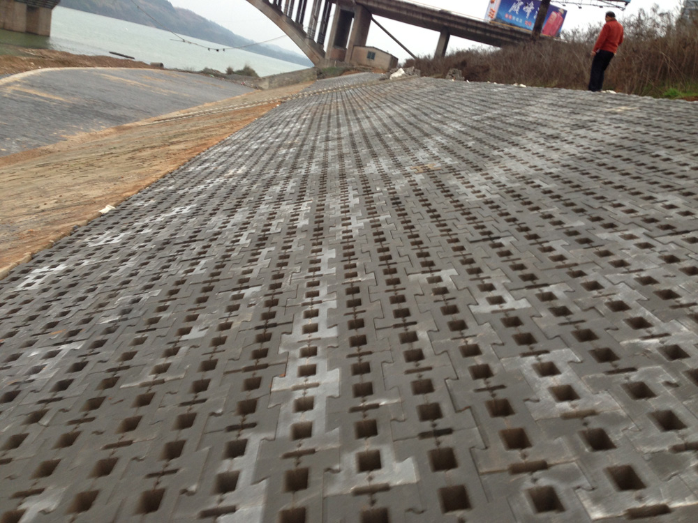 水利護(hù)坡磚塑料模具主要應(yīng)用在哪些施工地點(diǎn)？