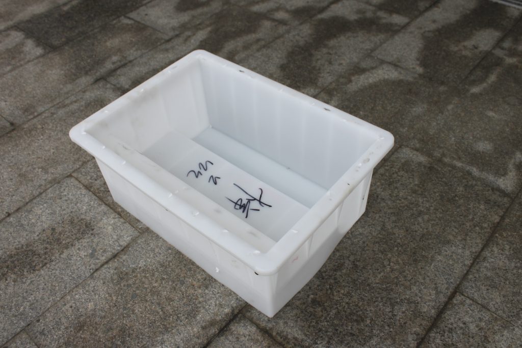 如何解決公路路沿石塑料模具在注塑過程開裂的問題？